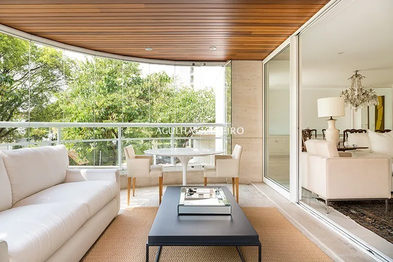 Espaçoso apartamento em prédio cobiçado com vasta iluminação natural. – AP5878