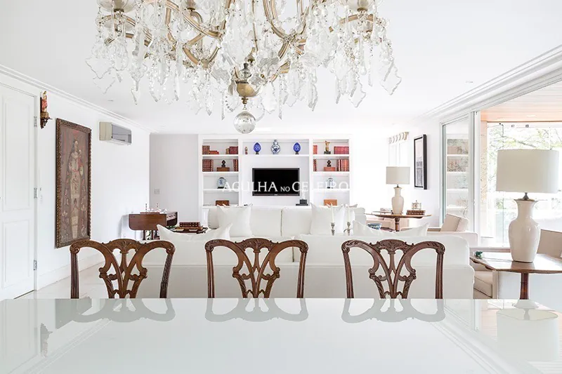 Espaçoso apartamento em prédio cobiçado com vasta iluminação natural. – AP5878