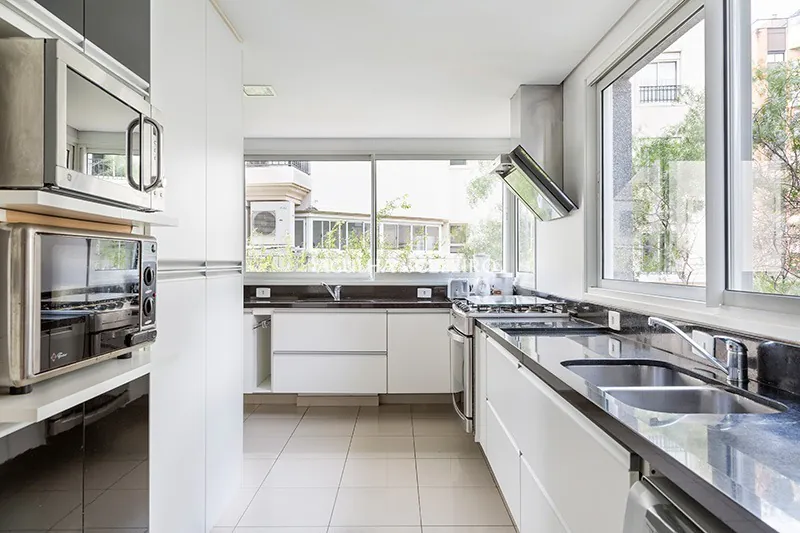 Espaçoso apartamento em prédio cobiçado com vasta iluminação natural. – AP5878