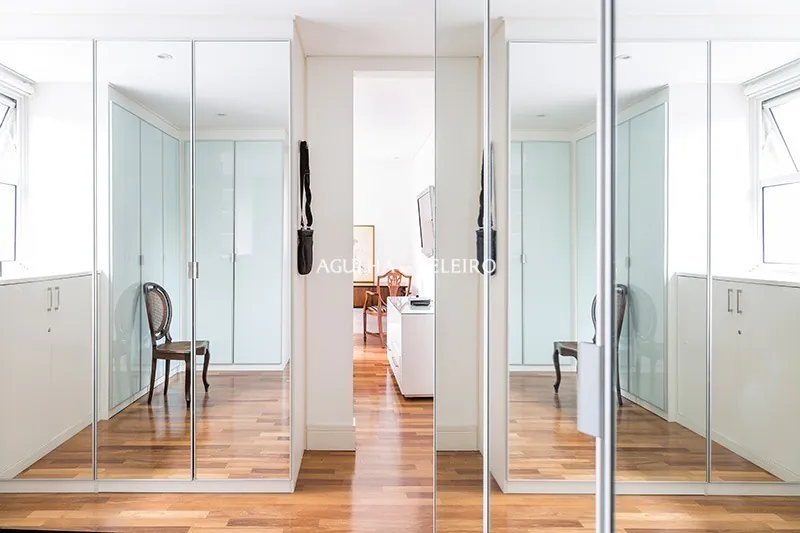 Espaçoso apartamento em prédio cobiçado com vasta iluminação natural. – AP5878