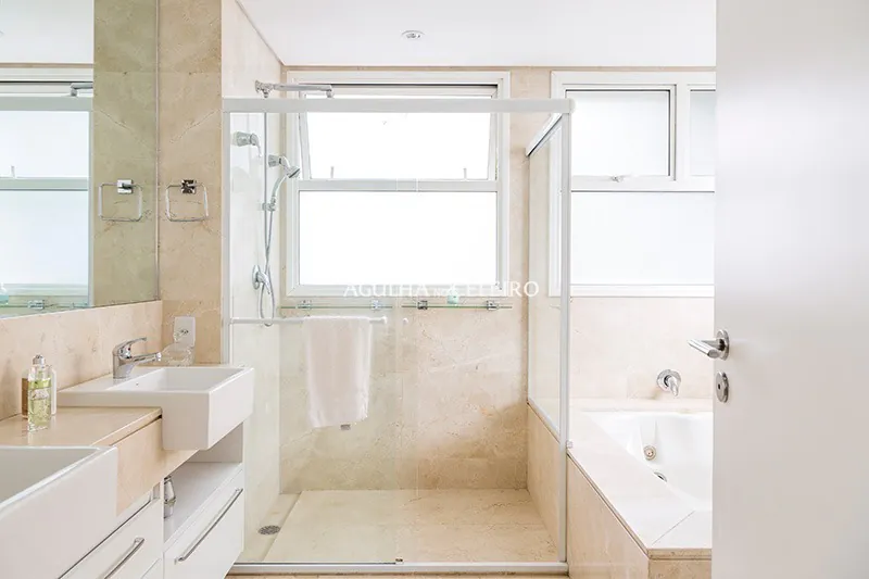 Espaçoso apartamento em prédio cobiçado com vasta iluminação natural. – AP5878