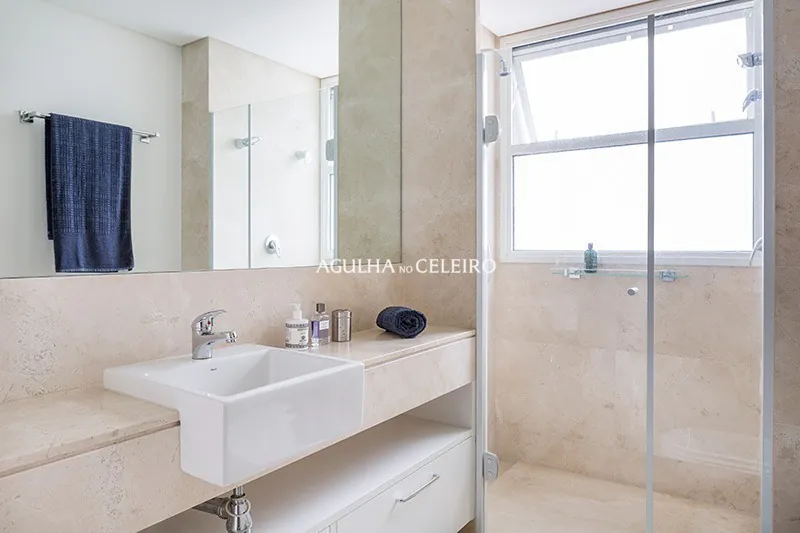 Espaçoso apartamento em prédio cobiçado com vasta iluminação natural. – AP5878