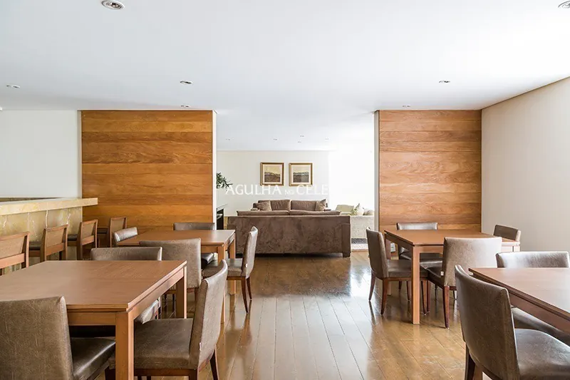 Espaçoso apartamento em prédio cobiçado com vasta iluminação natural. – AP5878 - imovel-21958-7