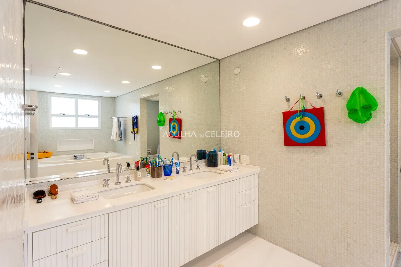 Cobertura espetácular com projeto de Isay Weinfeld à venda no Itaim. – CO0410