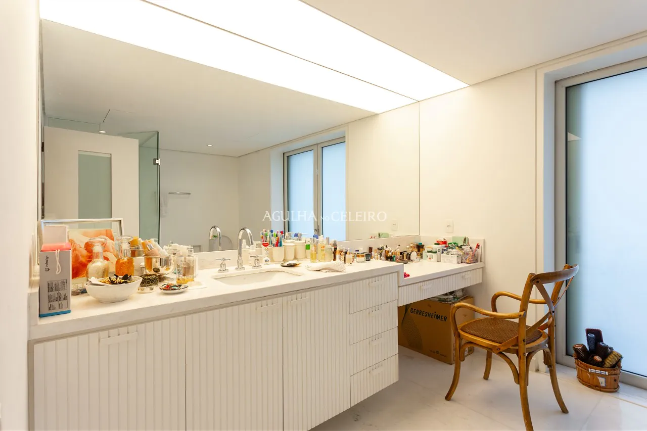 Cobertura espetácular com projeto de Isay Weinfeld à venda no Itaim. – CO0410