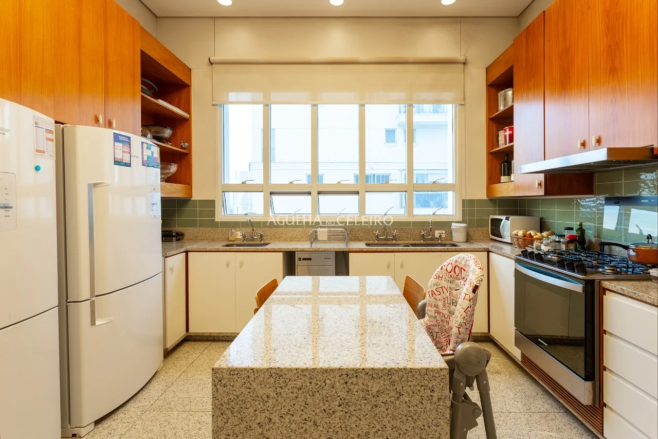 Cobertura espetácular com projeto de Isay Weinfeld à venda no Itaim. – CO0410