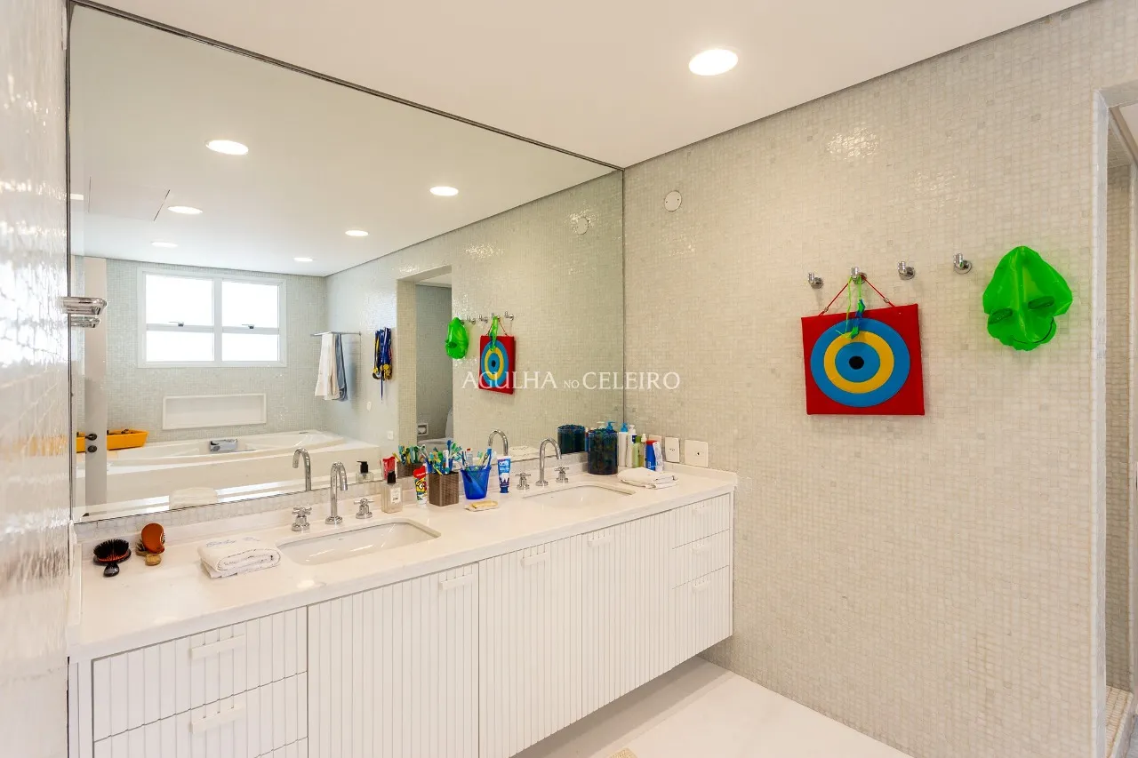 Cobertura espetácular com projeto de Isay Weinfeld à venda no Itaim. – CO0410