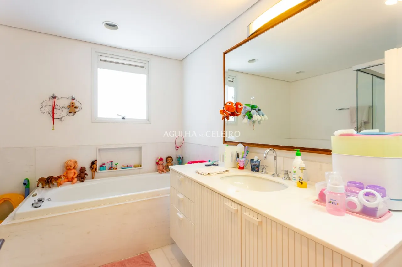 Cobertura espetácular com projeto de Isay Weinfeld à venda no Itaim. – CO0410