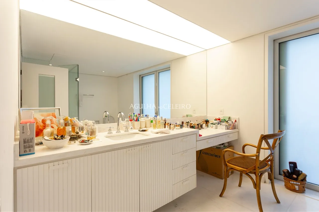 Cobertura espetácular com projeto de Isay Weinfeld à venda no Itaim. – CO0410