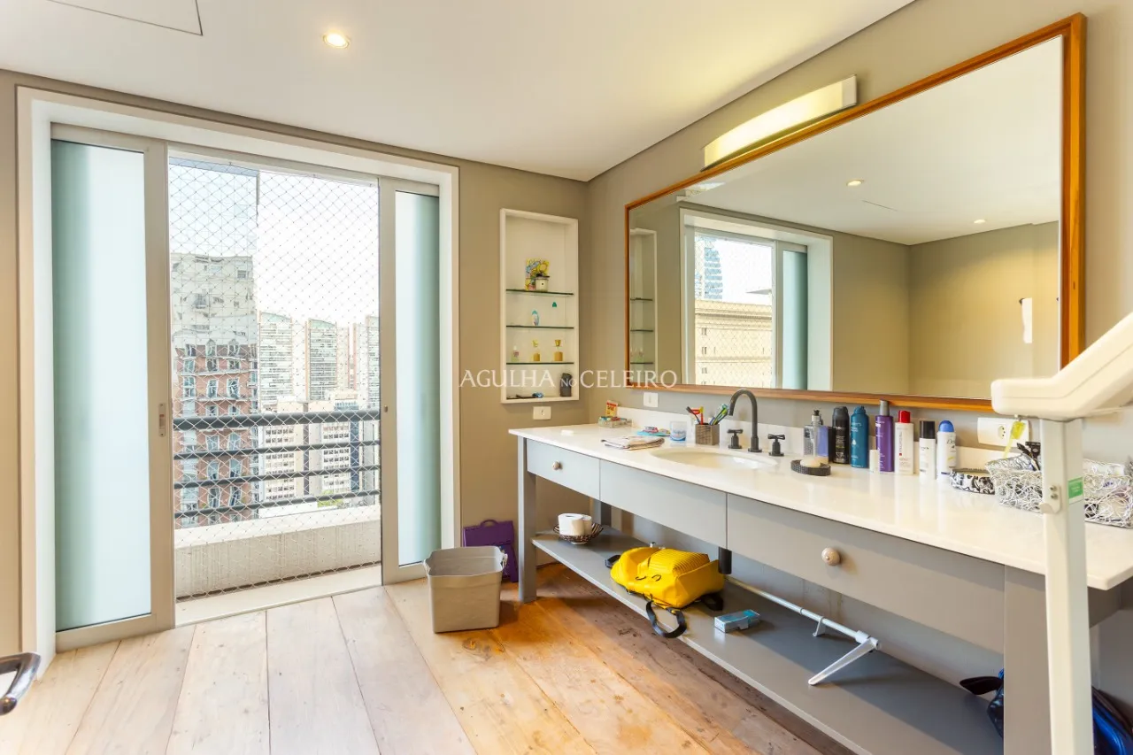 Cobertura espetácular com projeto de Isay Weinfeld à venda no Itaim. – CO0410