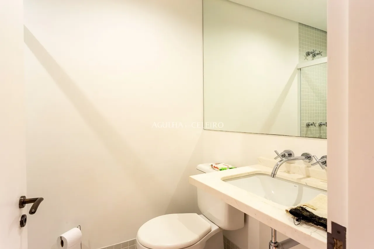 Cobertura espetácular com projeto de Isay Weinfeld à venda no Itaim. – CO0410