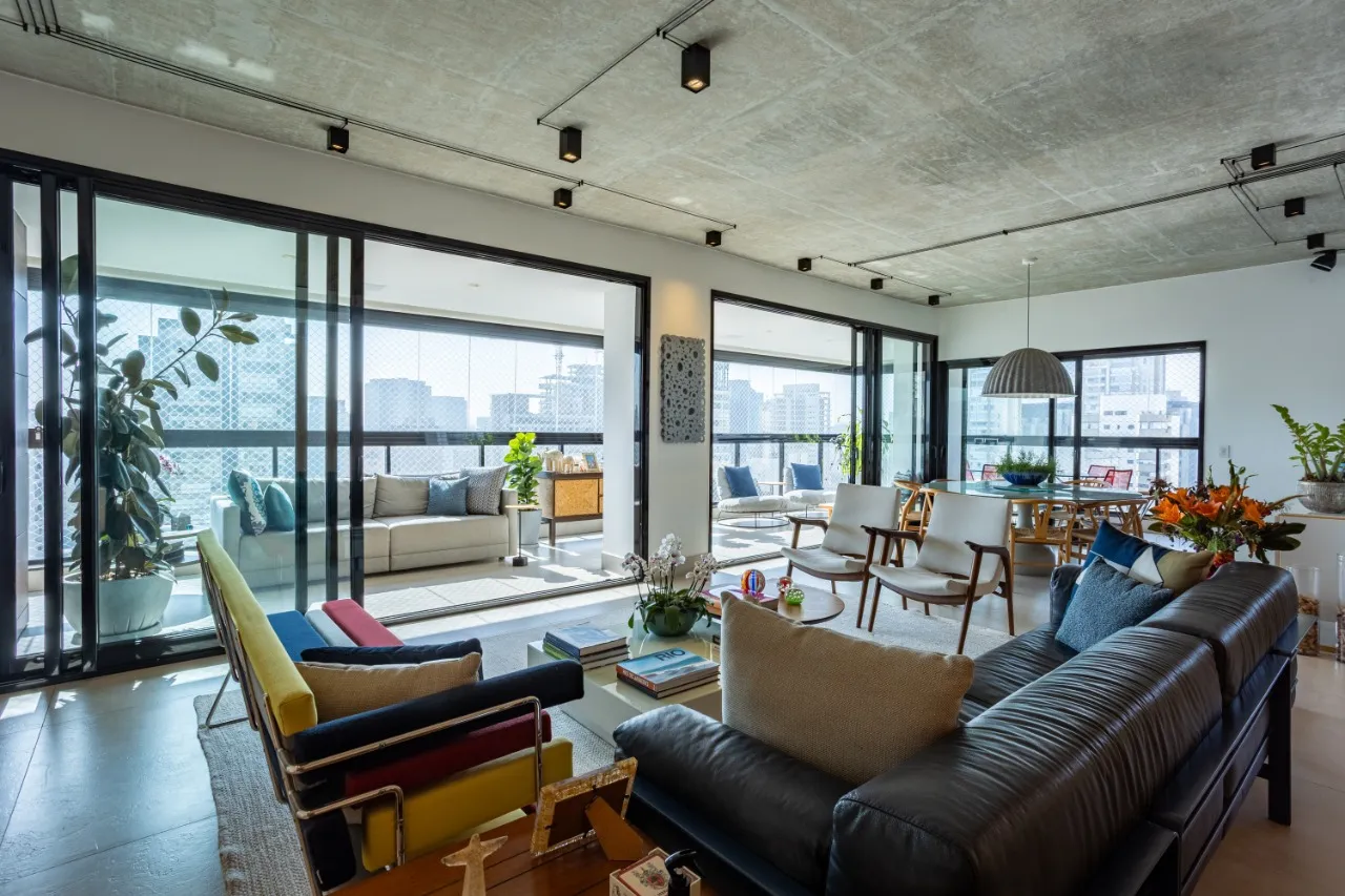 Vista deslumbrante do skyline, acabamentos exclusivos e tecnologia de ponta. – 13177