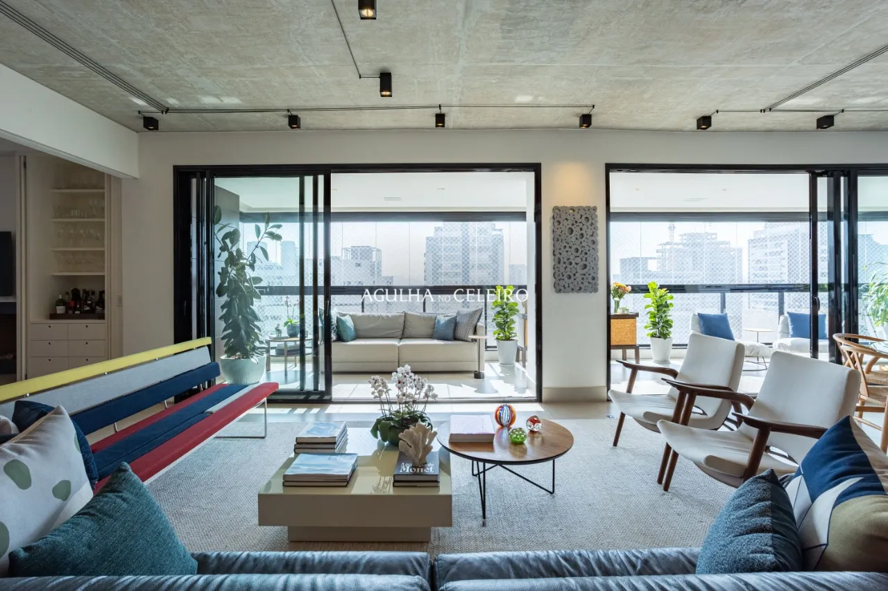 Vista deslumbrante do skyline, acabamentos exclusivos e tecnologia de ponta. – 13177