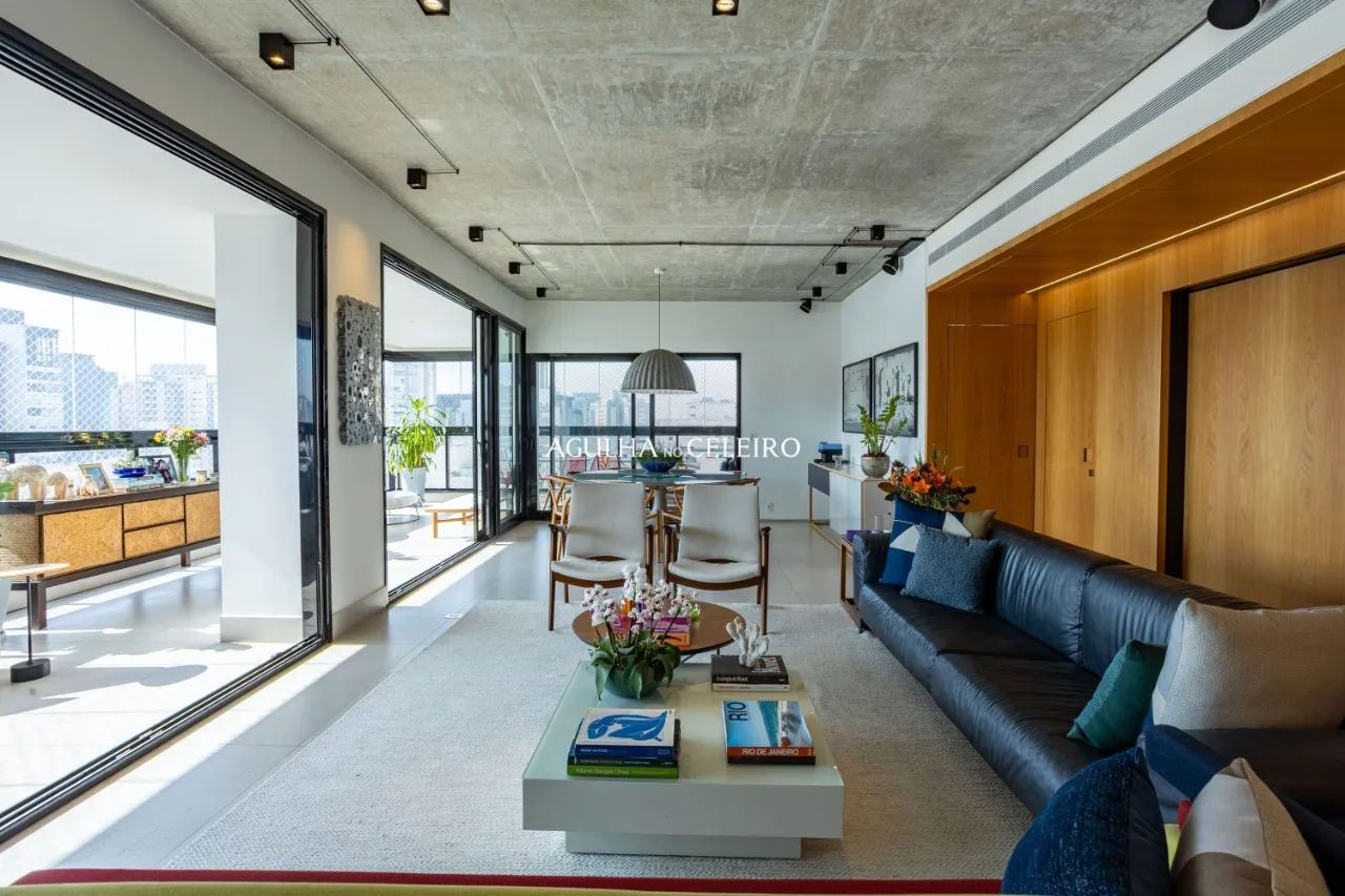 Vista deslumbrante do skyline, acabamentos exclusivos e tecnologia de ponta. – 13177