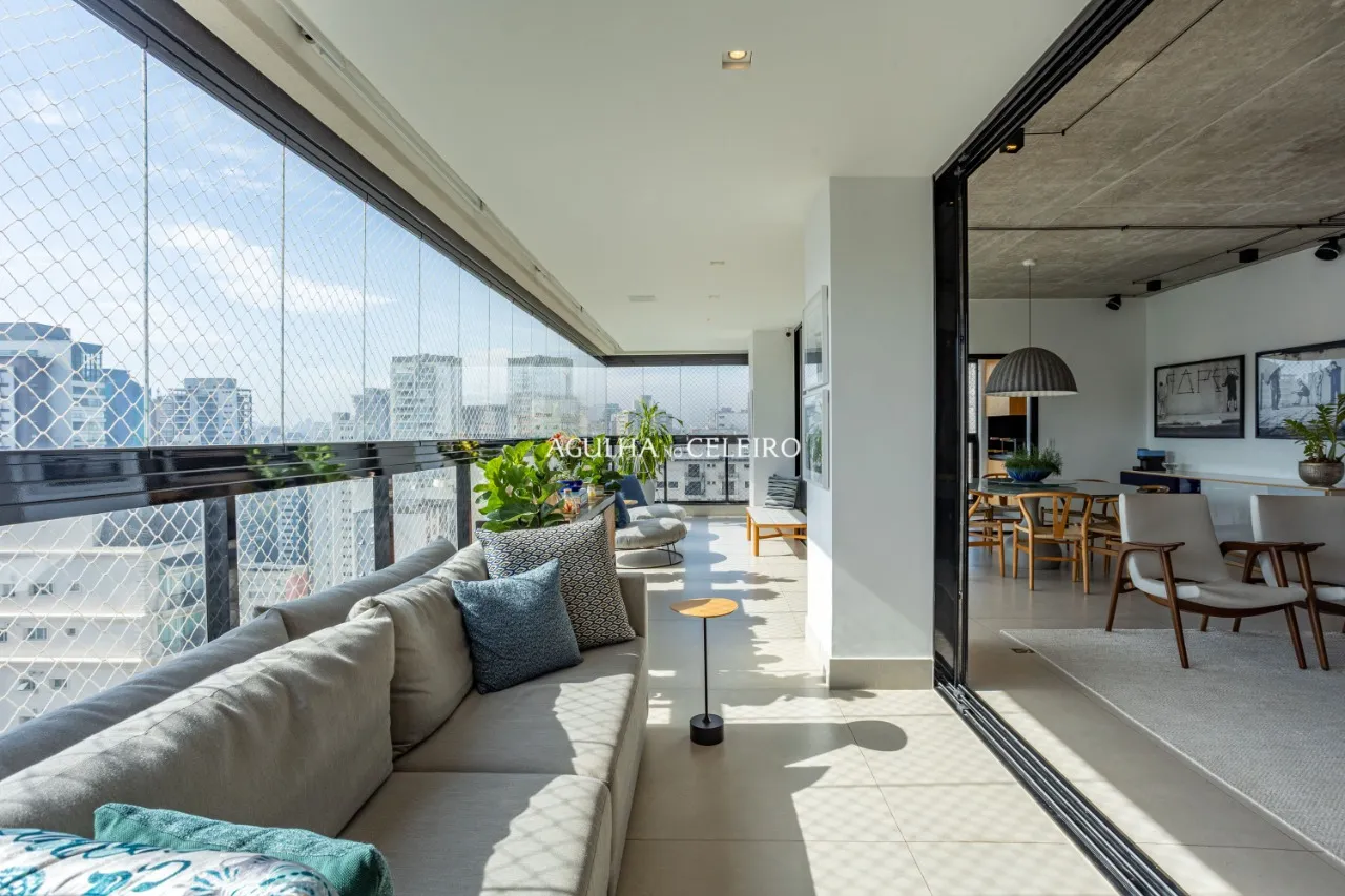Vista deslumbrante do skyline, acabamentos exclusivos e tecnologia de ponta. – 13177