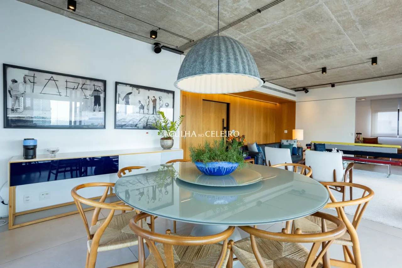 Vista deslumbrante do skyline, acabamentos exclusivos e tecnologia de ponta. – 13177