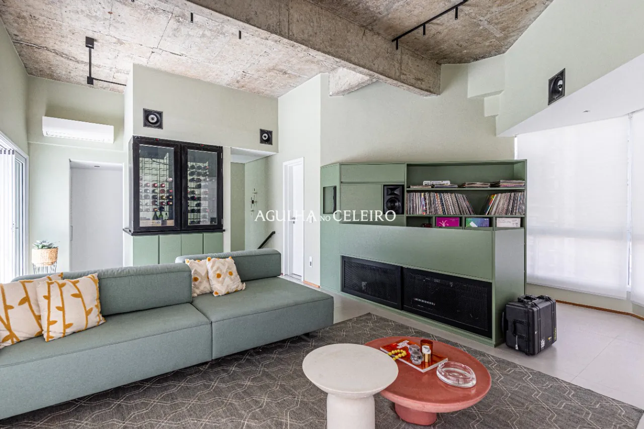 Cobertura reformada com piscina à venda em Moema – 16735