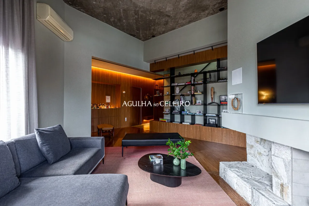 Cobertura reformada com piscina à venda em Moema – 16735