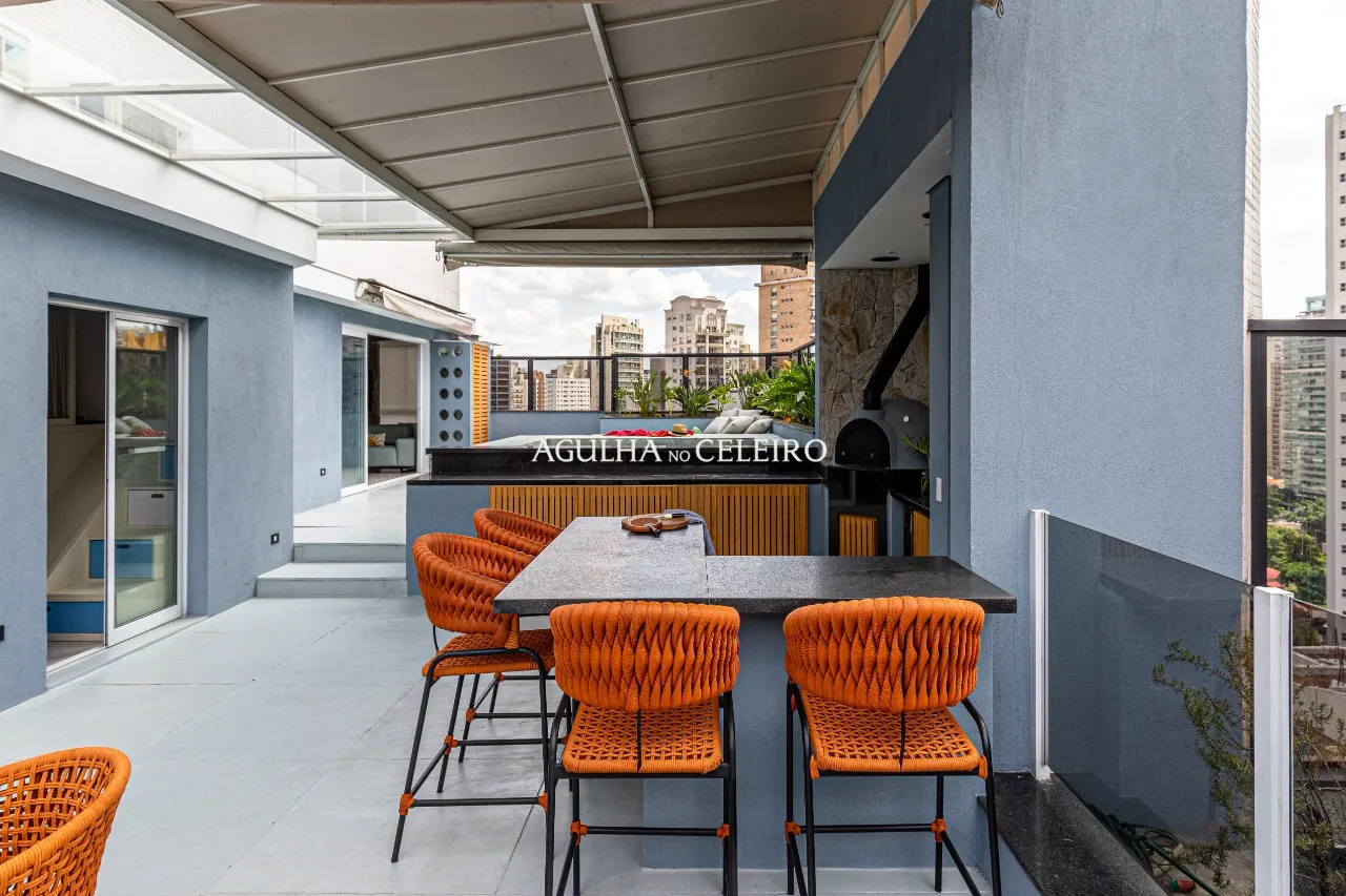 Cobertura reformada com piscina à venda em Moema – 16735