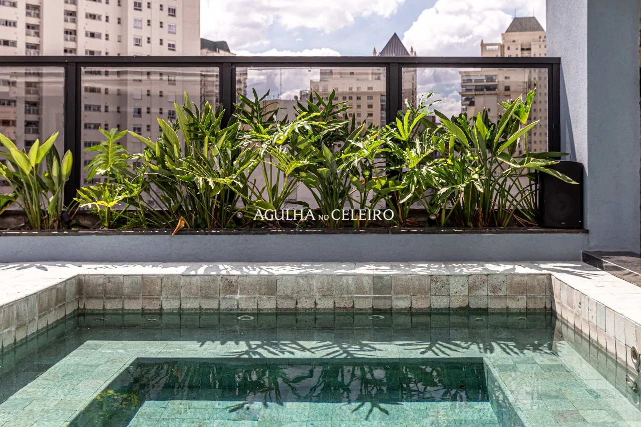 Cobertura reformada com piscina à venda em Moema – 16735