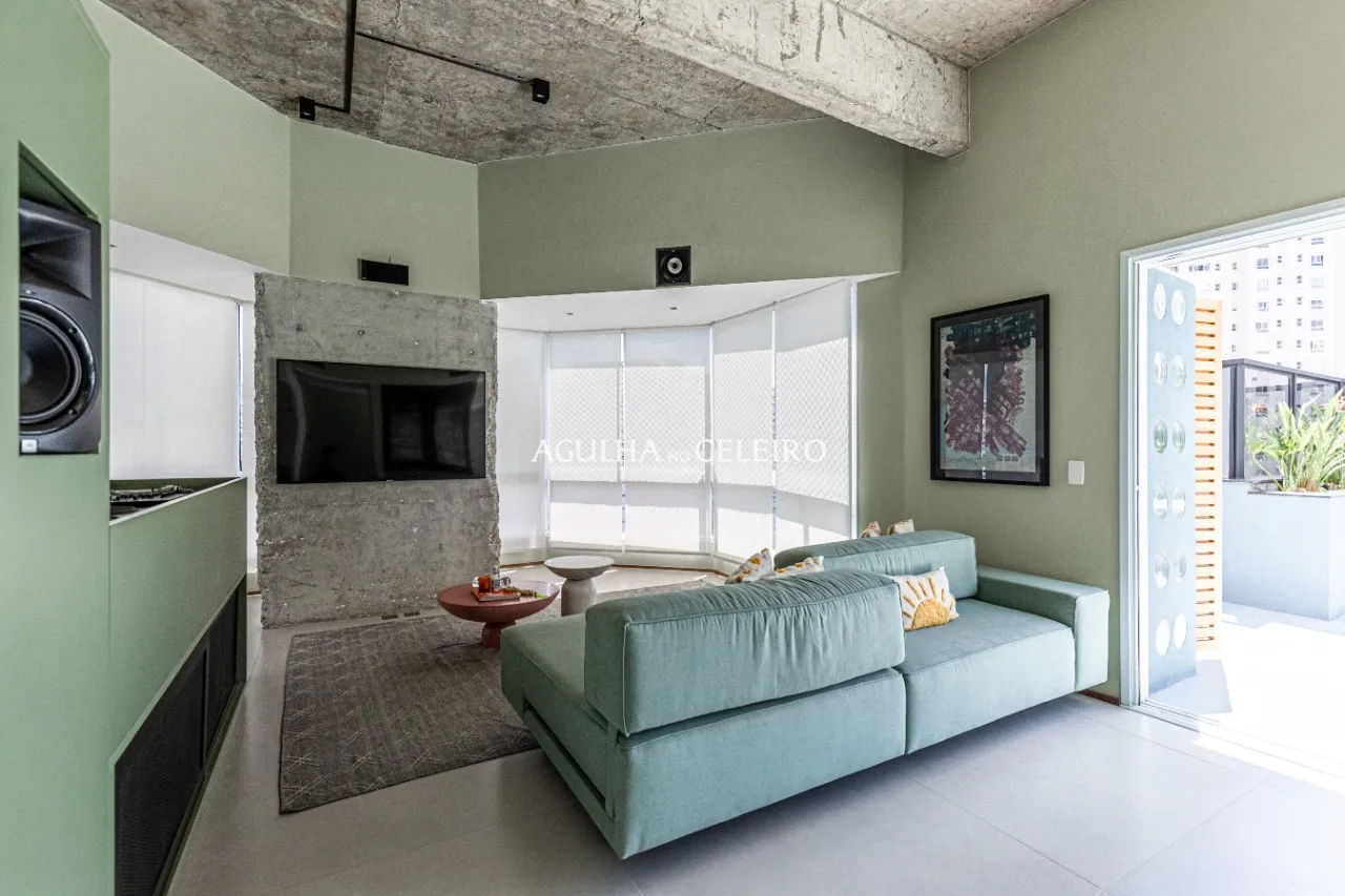 Cobertura reformada com piscina à venda em Moema – 16735