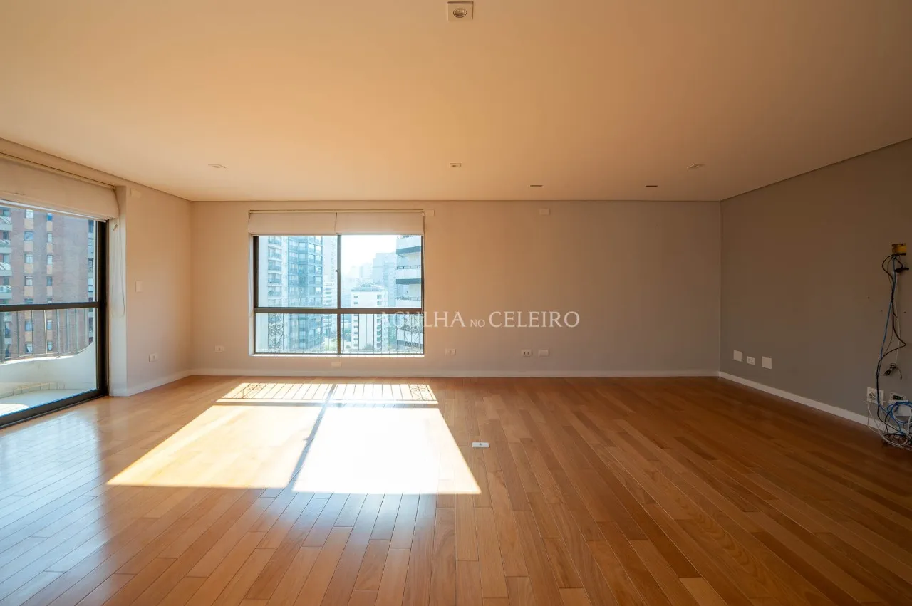 Apartamento com ótima localização para venda em Moema. – 17376