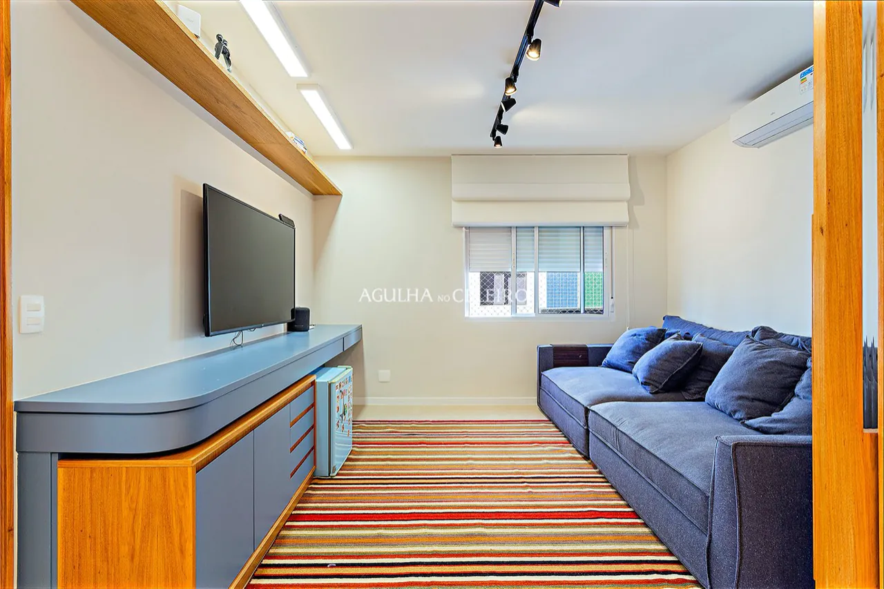 Apartamento reformado à venda no miolo do Itaim. – AP5737