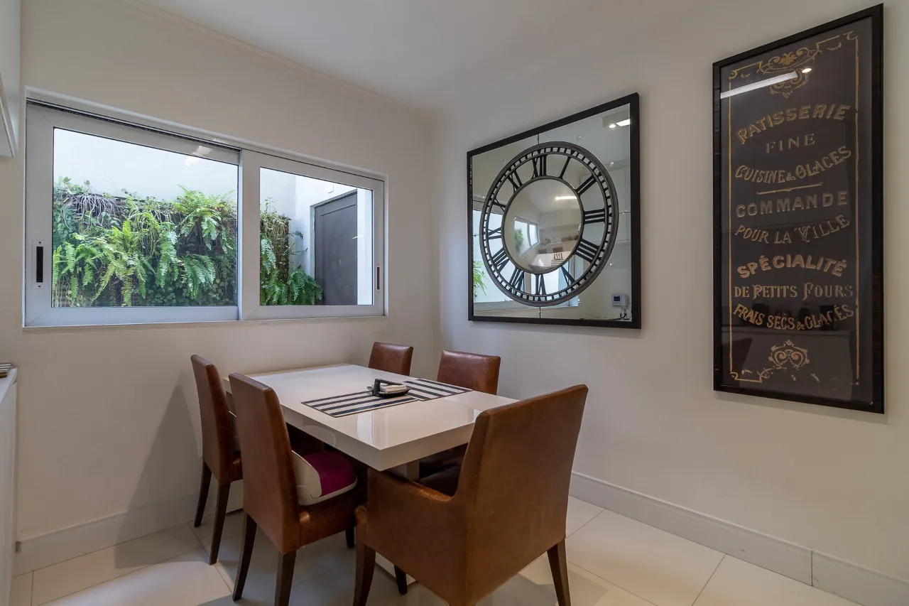 casa-com-projeto-moderno-e-cheio-de-iluminacao-natural-trazendo-dias-agradaveis-no-jardim-america-17092-10