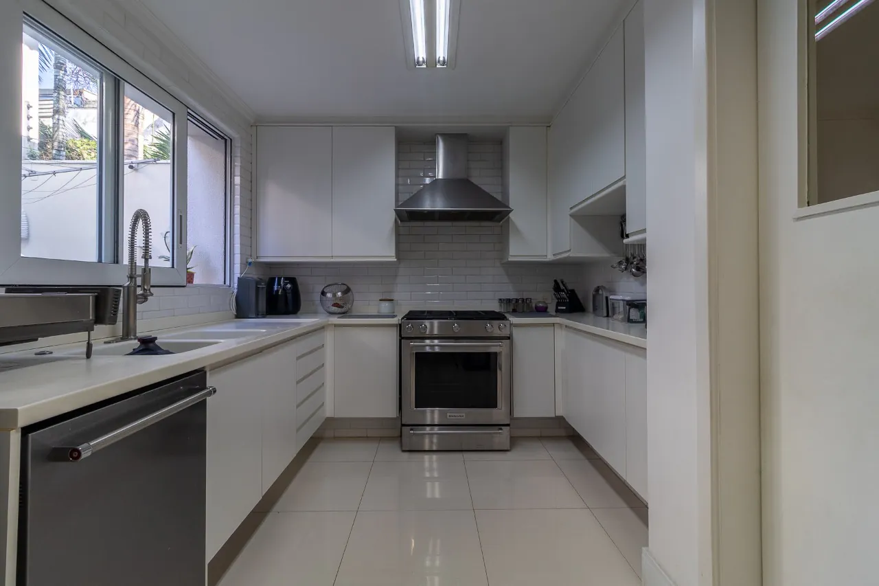 casa-com-projeto-moderno-e-cheio-de-iluminacao-natural-trazendo-dias-agradaveis-no-jardim-america-17092-11