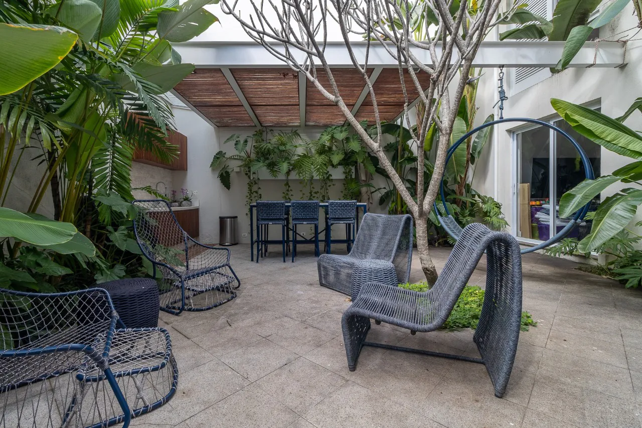 casa-com-projeto-moderno-e-cheio-de-iluminacao-natural-trazendo-dias-agradaveis-no-jardim-america-17092-1