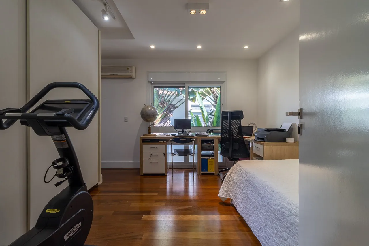 casa-com-projeto-moderno-e-cheio-de-iluminacao-natural-trazendo-dias-agradaveis-no-jardim-america-17092-16