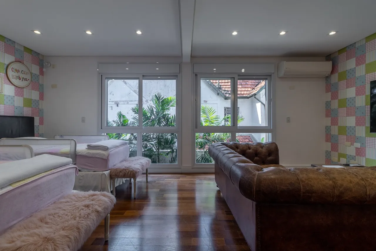 casa-com-projeto-moderno-e-cheio-de-iluminacao-natural-trazendo-dias-agradaveis-no-jardim-america-17092-21