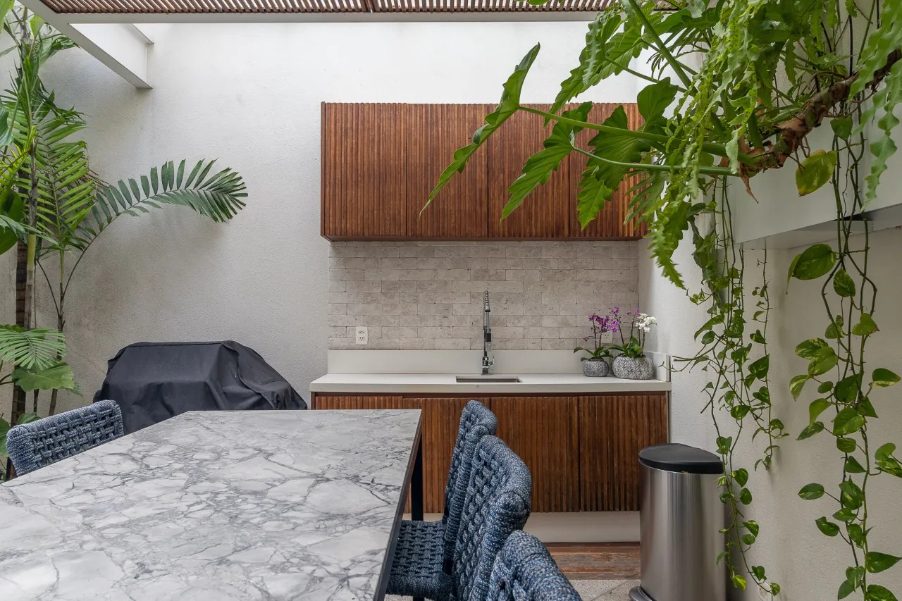 casa-com-projeto-moderno-e-cheio-de-iluminacao-natural-trazendo-dias-agradaveis-no-jardim-america-17092-2