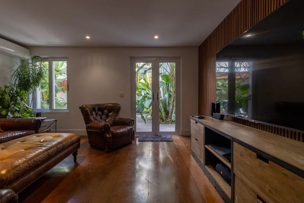 casa-com-projeto-moderno-e-cheio-de-iluminacao-natural-trazendo-dias-agradaveis-no-jardim-america-17092-9