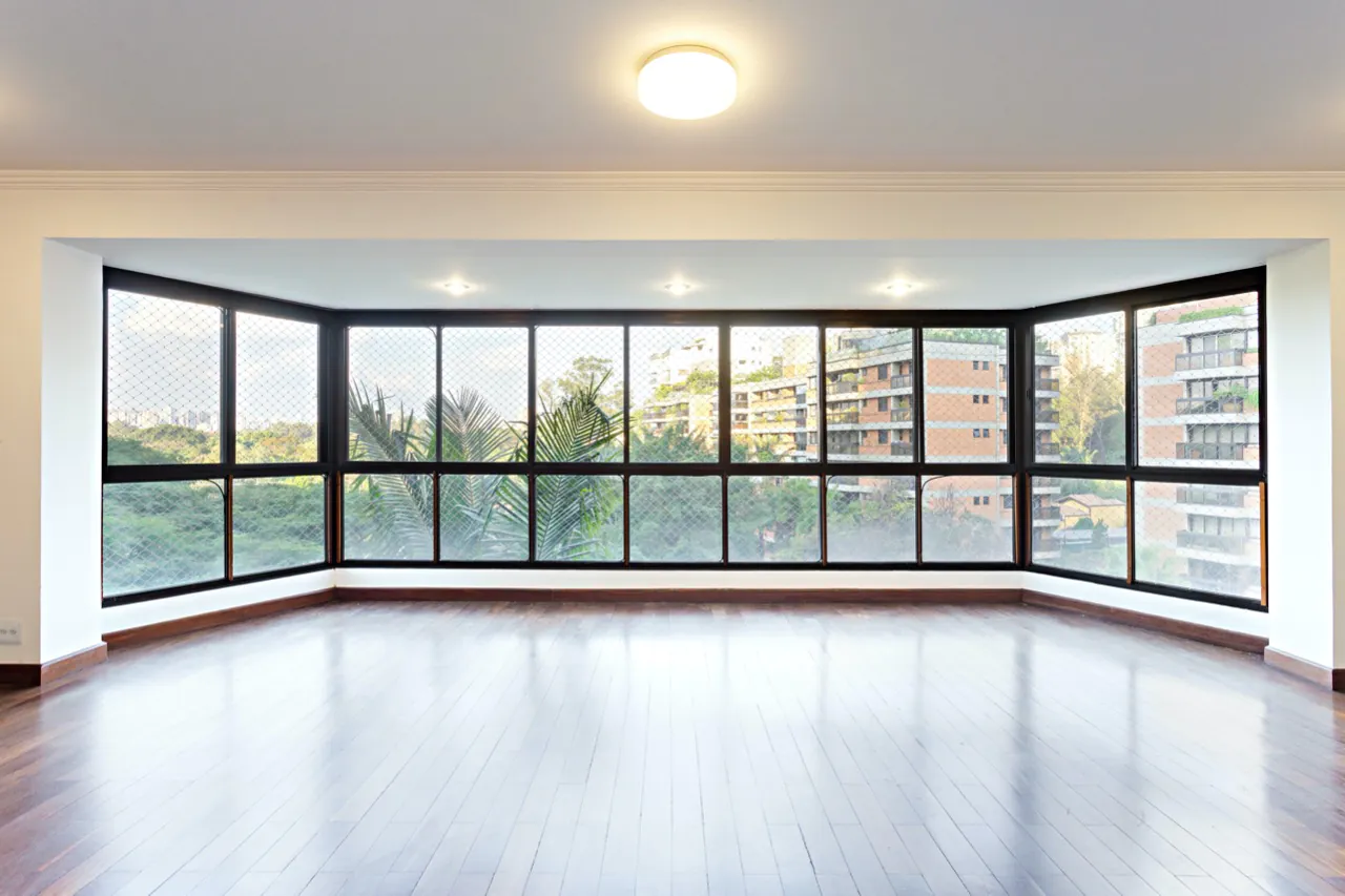 Apartamento espaçoso e bastante iluminado à venda na Vila Nova Conceição. – 16933