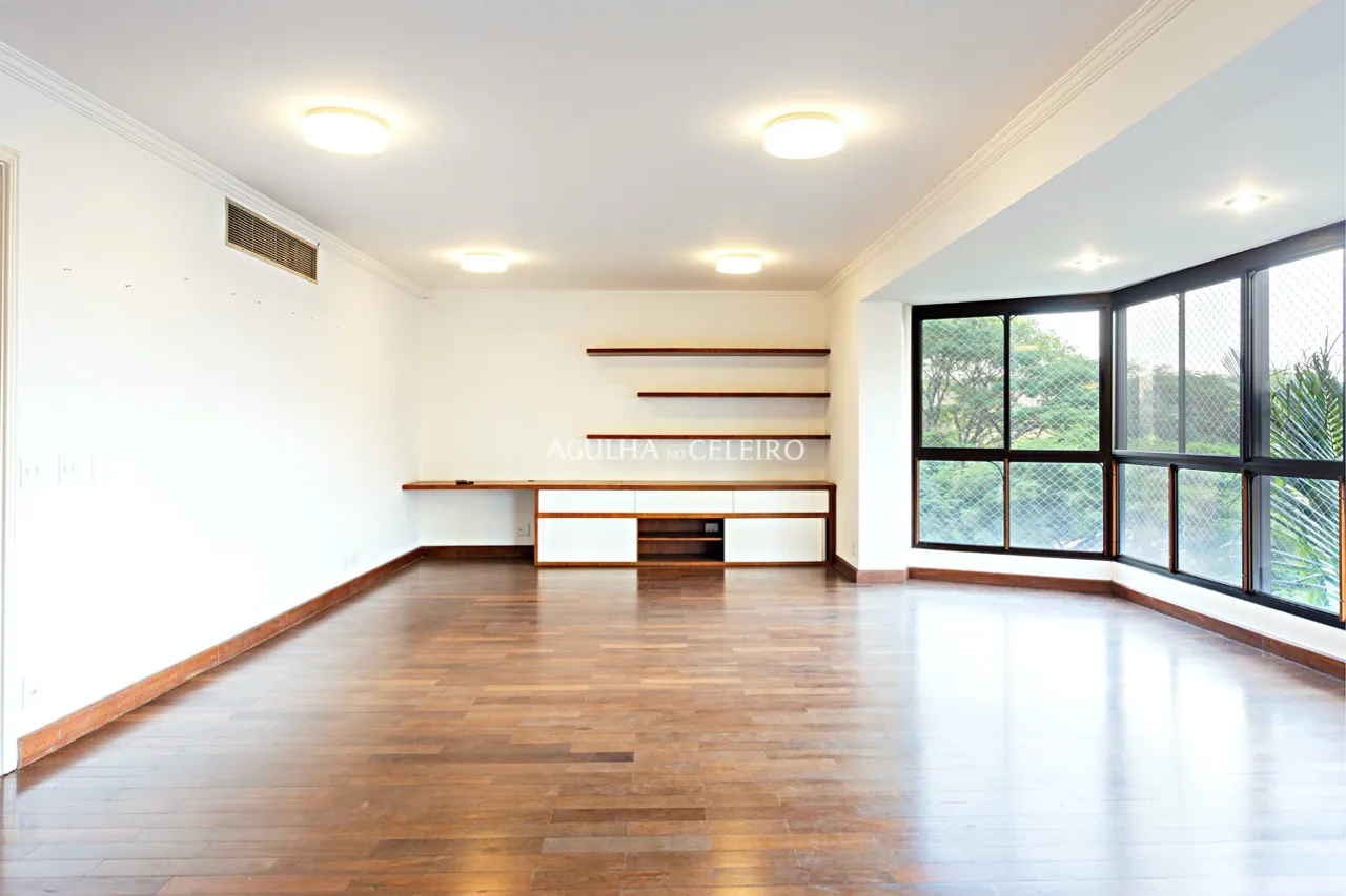 Apartamento espaçoso e bastante iluminado à venda na Vila Nova Conceição. – 16933