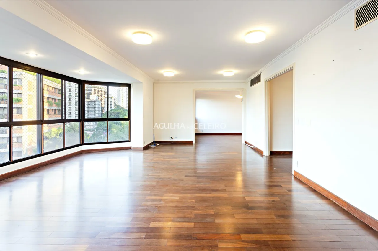 Apartamento espaçoso e bastante iluminado à venda na Vila Nova Conceição. – 16933