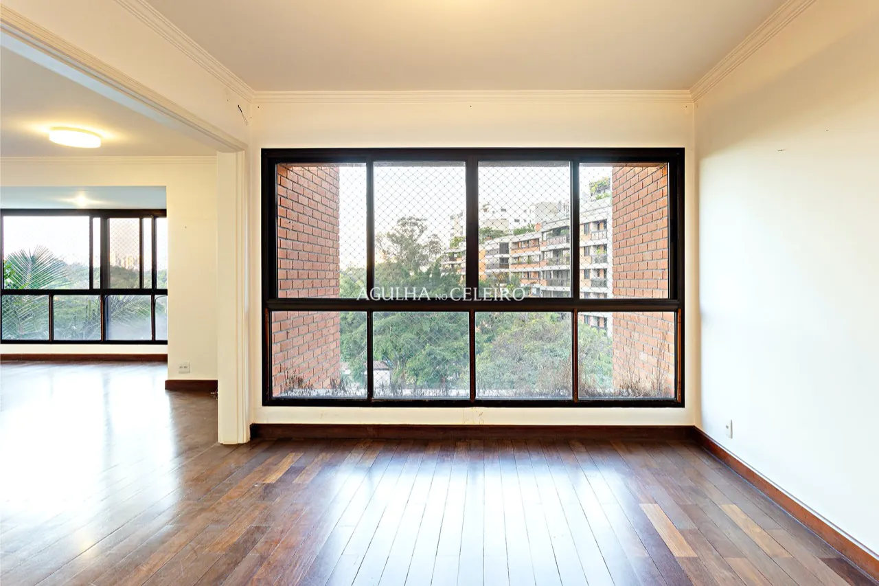 Apartamento espaçoso e bastante iluminado à venda na Vila Nova Conceição. – 16933