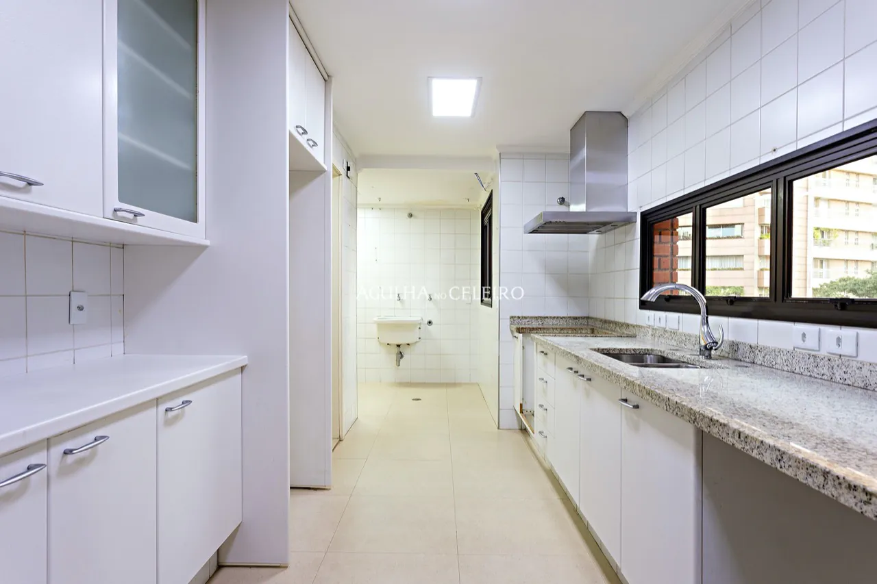 Apartamento espaçoso e bastante iluminado à venda na Vila Nova Conceição. – 16933