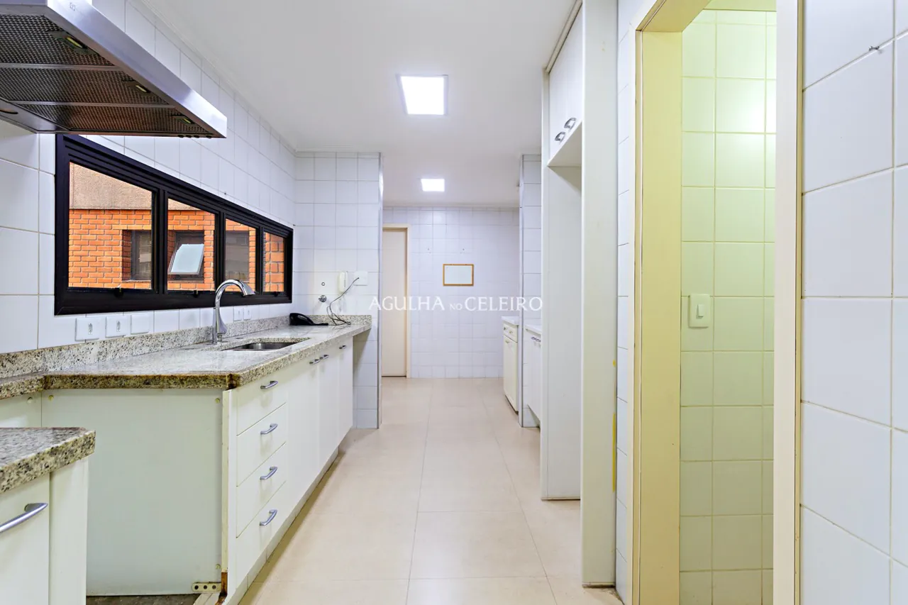 Apartamento espaçoso e bastante iluminado à venda na Vila Nova Conceição. – 16933