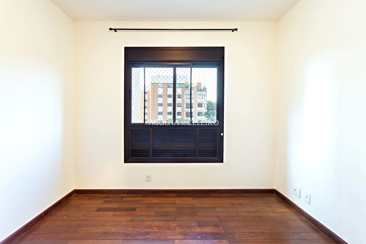 Apartamento espaçoso e bastante iluminado à venda na Vila Nova Conceição. – 16933