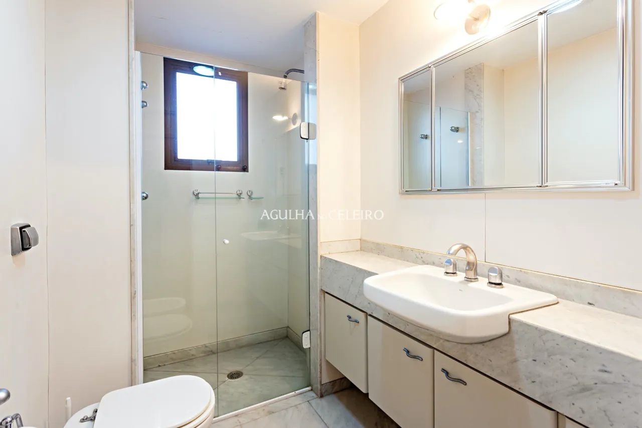 Apartamento espaçoso e bastante iluminado à venda na Vila Nova Conceição. – 16933