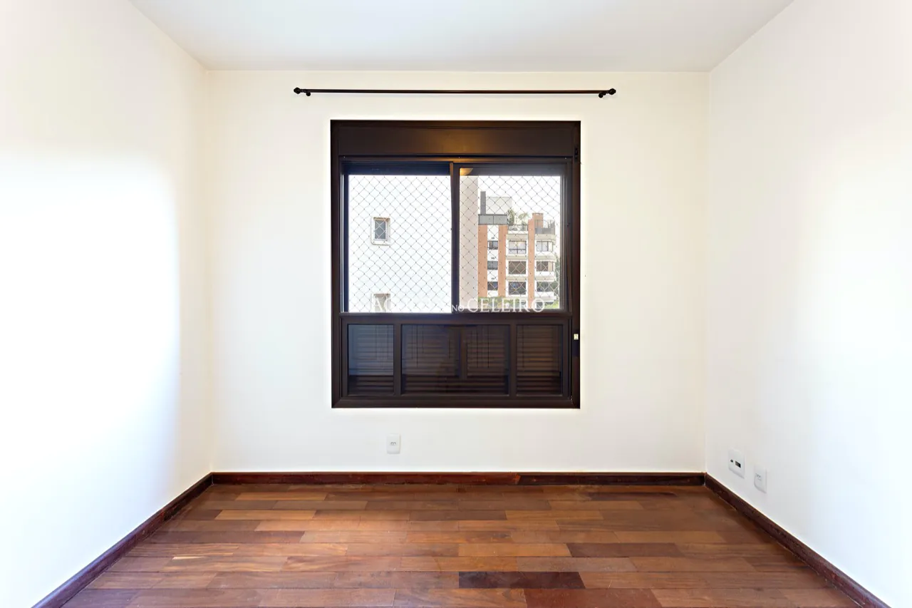 Apartamento espaçoso e bastante iluminado à venda na Vila Nova Conceição. – 16933