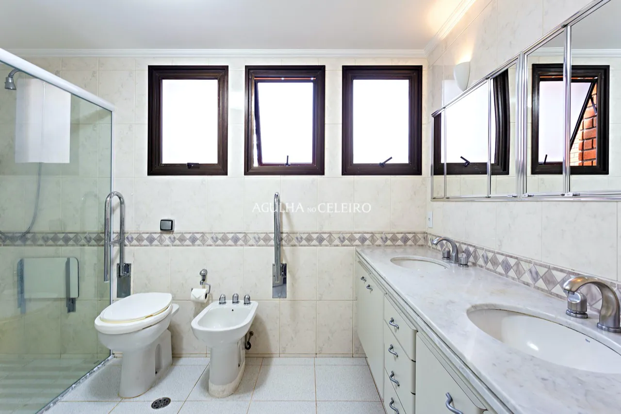 Apartamento espaçoso e bastante iluminado à venda na Vila Nova Conceição. – 16933