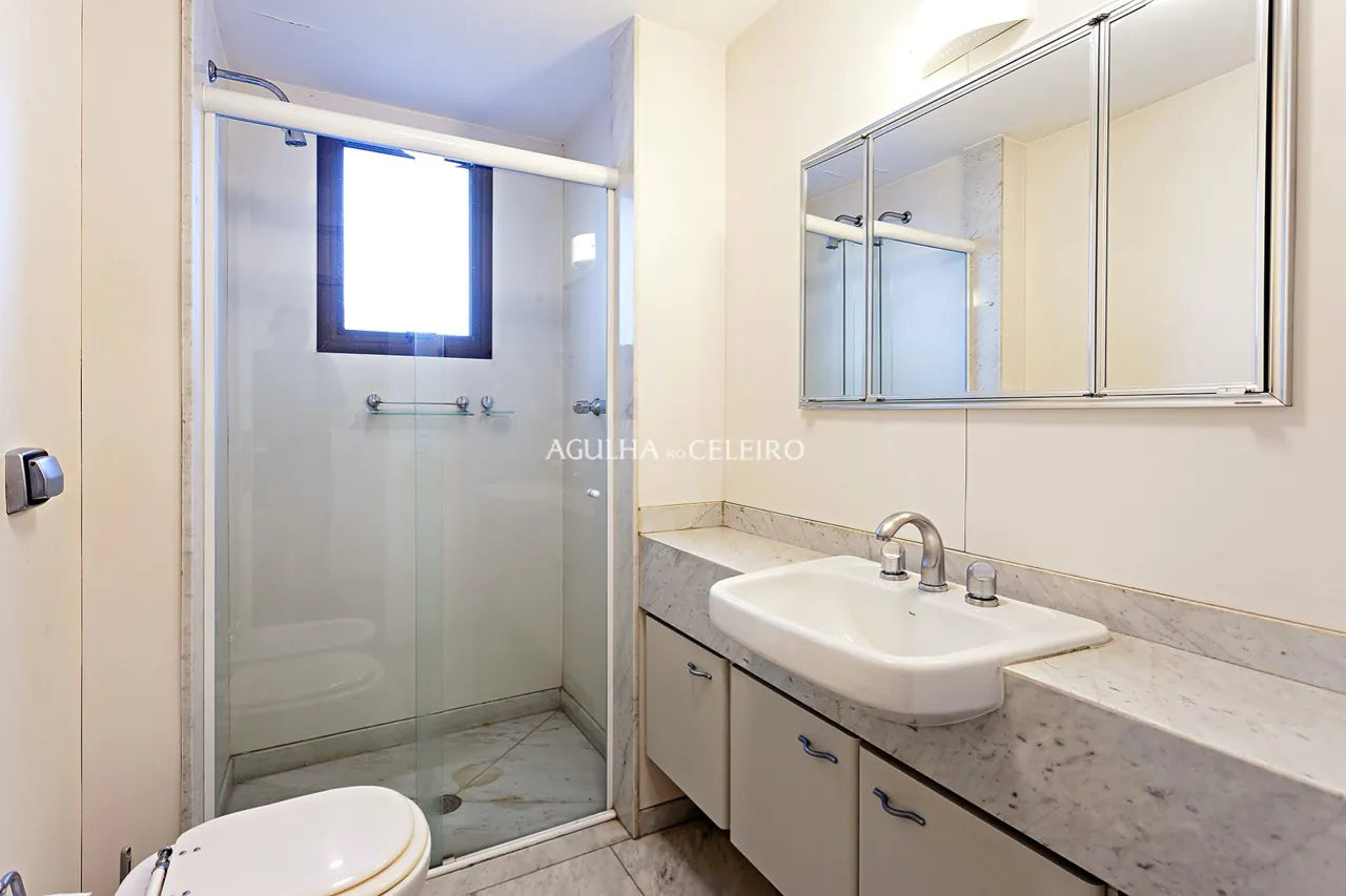 Apartamento espaçoso e bastante iluminado à venda na Vila Nova Conceição. – 16933