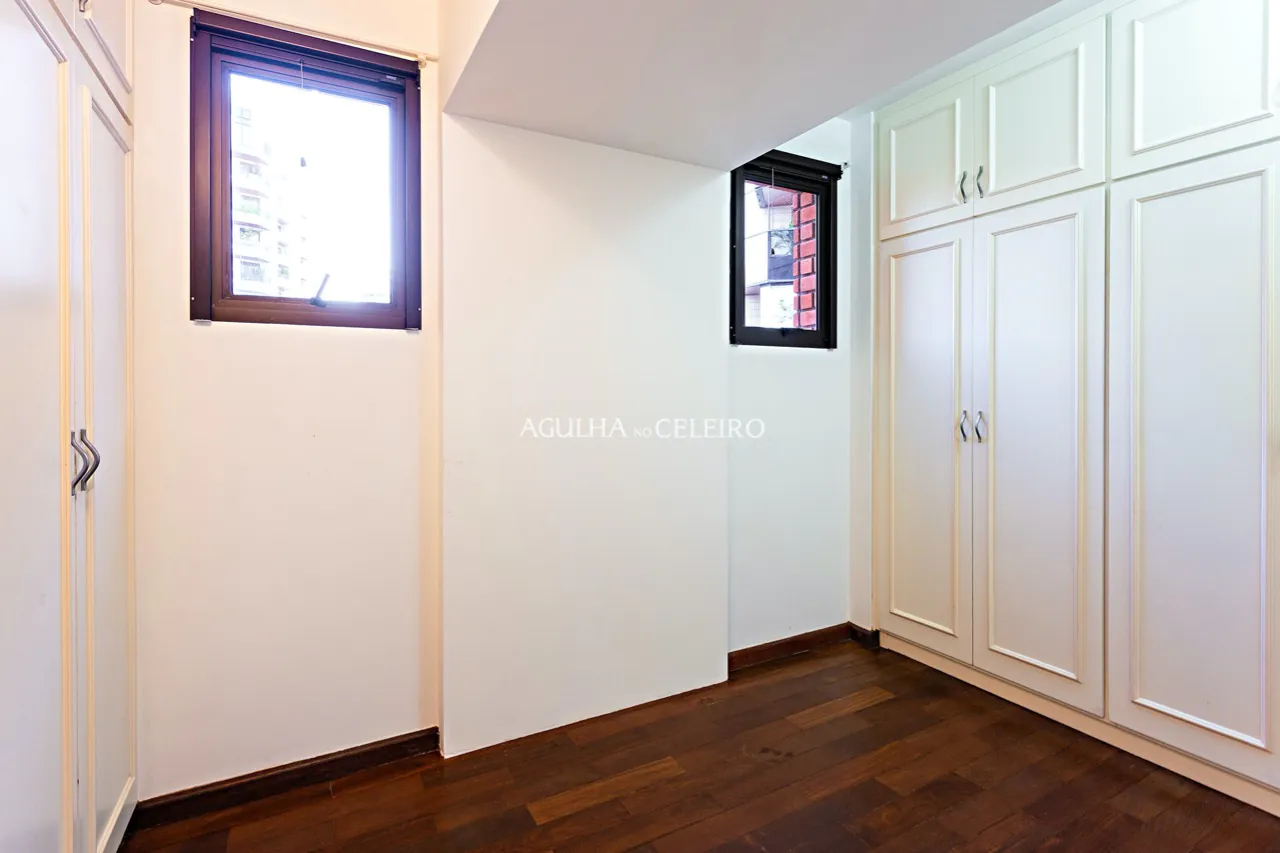 Apartamento espaçoso e bastante iluminado à venda na Vila Nova Conceição. – 16933