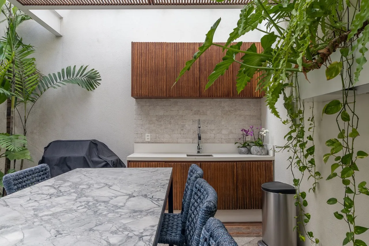 Casa com projeto moderno e cheio de iluminação natural, trazendo dias agradáveis no Jardim América. – 17092 - IMG_3338-HDR