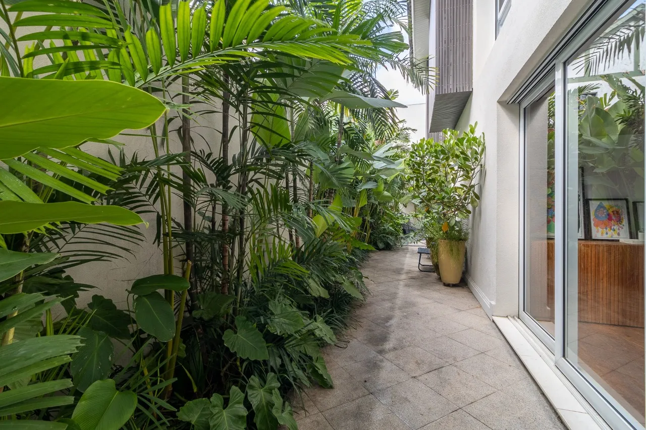 Casa com projeto moderno e cheio de iluminação natural, trazendo dias agradáveis no Jardim América. – 17092 - IMG_3359-HDR