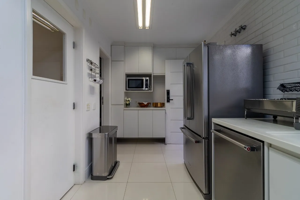 Casa com projeto moderno e cheio de iluminação natural, trazendo dias agradáveis no Jardim América. – 17092 - IMG_3557-HDR