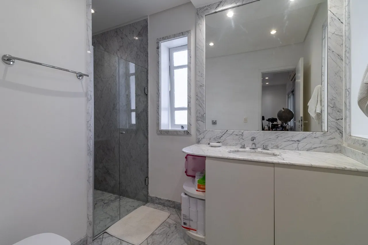 Casa com projeto moderno e cheio de iluminação natural, trazendo dias agradáveis no Jardim América. – 17092 - IMG_3506-HDR